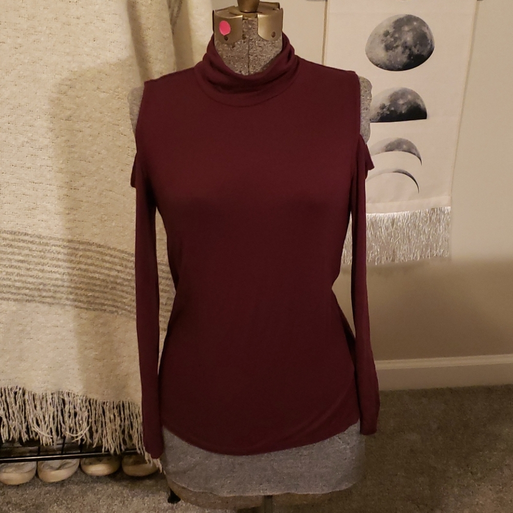 Open shoulder long sleeve t-shirt